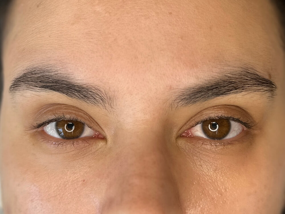 Cejas antes del diseño y perfilado realizado en Genéh