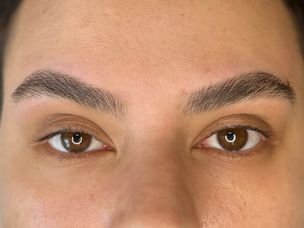 Resultado después del diseño y perfilado de cejas en Genéh